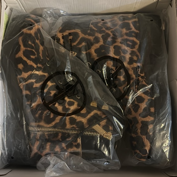 Never been used. Michael Kors Rosario Ankle Boot size 7.0 - Picture 2 of 6